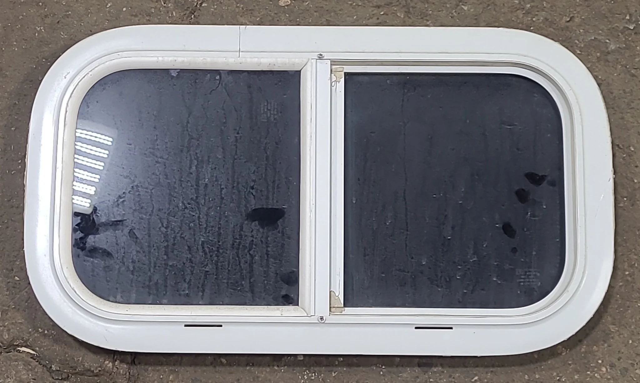 White Radius Opening Window : 21 3/4" W X 11 1/2" H X 3/4" D